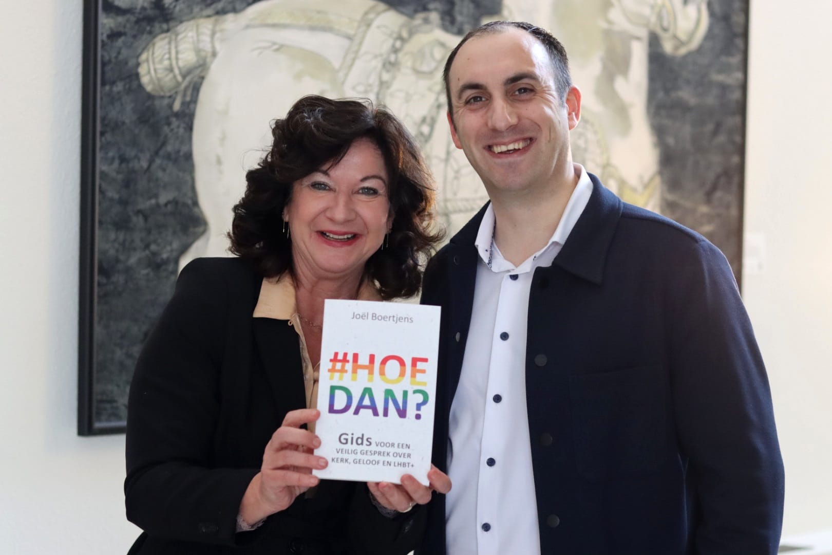 Uitreiking-boek-LHBT-aan-Danielle-Braun